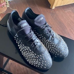adidas predator Freak .1 low FG- Core black/ grey and Four/white in size 11